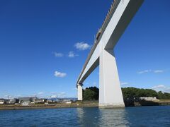 浦戸大橋をくぐります。
毎年2月に「龍馬マラソン」が開催されて、1万人以上が参加。
この橋が最大の難所で、絶景のスポット。