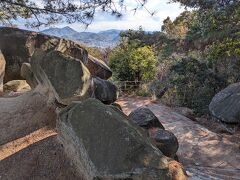 千光寺公園内の文学のこみちを歩きます。
自然石の中に２５基の文学碑があるそう。