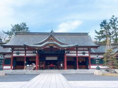 立派な外拝殿が建ちます。　