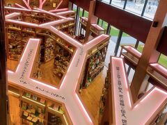 2Fから見た1F売り場の景色はオシャレだったけれど、実際に海外旅行のガイドブックで気に入ったのがあれば買おうかと思ったけれど、どこに売ってるのかすら分からず、結局探すのも諦めました。　

売り物の本も座って読めるようなベンチが1Fにもあり、2Fは勉強スペースみたいなのもあり、この本屋さん自体が図書館とかTSUTAYAの本屋併設のスタバみたいな扱いなのかな?って感じました。　