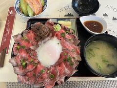 あか牛ローストビーフ丼。
ブランド牛の「阿蘇王」