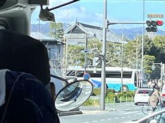 　2024年3月27日(水)旅行一日目の続き
　観光バスに乗車、地元のヤサカバス、ガイドさん(以下G)付き。左手に見えているのが二条城。ここに標本木があるそうで、京都はまだ開花宣言していないとのこと。ガーン。