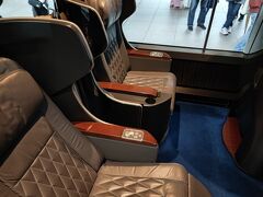早速自席「プレミアムグリーン」へ。革張りの座席は電動リクライニングで、高級車の後部座席のよう。