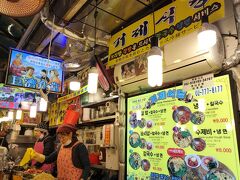 激しい客引きの、細い通路を直進。
どの店も同じメニュー＆同じ値段で、客が多かった巨済食堂へ。

狭い調理場に立って、簡単な日本語で話しかけてくれるアジュンマ。
