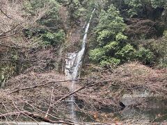布引の滝である最初の滝、雌滝が見えました。