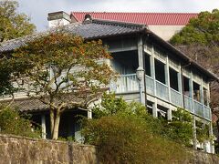 東山手甲十三番館
1894年明治27年頃の建物で、香港上海銀行長崎支店長のホームリンガー商会従業員の社宅としても使われ、現在はカフェになっています。