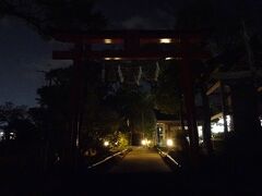 神社を通り抜け