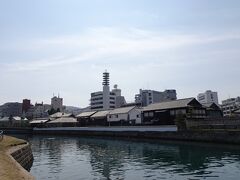 出島だ・・
出島は海に突き出てるはずですが・・すっかり周囲は埋め立てられていて、出島らしくないんですが、出島の入り口は中島川に橋が架かっているので、出島の印象は残したまま。バックの建物が無い状態が、元々のここからの出島の風景だったのね・・