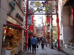 長崎新中華街　まで来ました。平日のお昼時、結構な人出。
横浜、神戸と並ぶ日本三大中華街の一つですが、ここが日本最初の中華街
東西南北合わせて250ｍの十字路ストリートに，約40軒が集結しています。