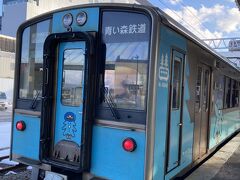 話を戻して。
青い森鉄道で八戸へ向かいます。
かわいい電車。
