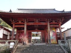 坂道を下りて、中島川沿いの寺町通りを歩く　
興福寺　1620年創建の唐寺。中国から 資材を運び、中国人により建てられた、純中国建築

