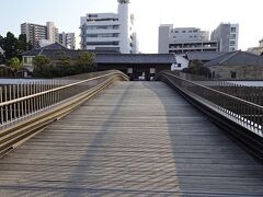 眼鏡橋の辺りからテクテク歩いて　出島和蘭商館跡
厳重に出入りを制限警備していた表門は本来は大きく南寄りの場所でした。
2017年に完成して、130年ぶりの架橋となりました。