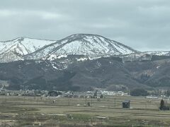 新幹線車内から見た、妙高戸隠連山（多分）
雪が残った山々が綺麗です。
北陸新幹線に乗った時は、この景色が楽しみなんです。