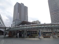 福井駅前です