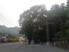 高千穂峡からは上り坂なので徒歩20分はかかりました。
昨夜、夜神楽を見に訪れましたが、明るくなってから再度参拝。