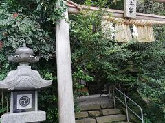 高千穂駅からは徒歩15分ほど。
小さな神社ですが、森の中のほっとする感じがあります。