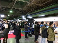 　福井駅にも、多くの人が駆けつけていました。同じ駅に新幹線が入るとはいえ、思い出が多い列車とのお別れには、それぞれ何かしらの思いがあるのでしょう。
　北陸本線のありがとうセレモニーが始まっており、合図とともにドアが閉められました。
