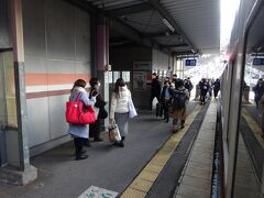 川治湯元駅に到着。
こちらの方が川治温泉郷に近く、かなりの乗客がここで降りた。
この駅までバス送迎してくれるホテルも多いらしく、見た感じほとんど温泉客のようだった。