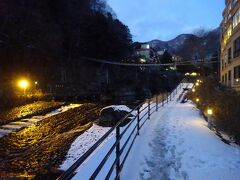 川を渡って、ホテル街の方へ。
そのホテル群の裏側が鬼怒川の支流の男鹿川。川沿いの遊歩道を歩いてみる。