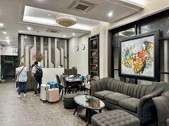 空港から45分くらいでホテルに到着です。
ハノイで3泊したのはHanoi L'Heritage Diamond Hotel and Spaです。
Agodaで予約し、朝食込みで37,910円。
感じのいいスタッフさんがチェックインの対応をしてくれ、ウェルカムティーを出してくれました。
変わった味だったので何のお茶か聞いたら、ネットで検索して「ブラックティー（紅茶）」と教えてくれました。
紅茶は種類が多いから結局何のお茶かわからず、英語がいまいちで残念だけど、ホスピタリティは感じるホテルでした。