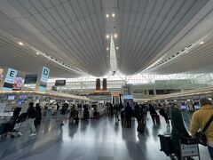 おはようございます。空港バスの都合上、羽田空港にはAM7時半くらいに着いてしまったのですが、たくさんの人がいてビックリです。
明日は祝日とはいえ、今日は平日なのですが。