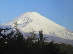 バス、意外によく寝れます。気が付いたら早朝。カーテンを少し開けて外を覗くと富士山が！ずっとどこまで行っても見える。また登りたいなあ。