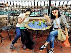 17:43　バスを降りてフナ広場へ。
夕暮れのフナ広場で自由時間。
ぐるりと散策後集合時間の19時までカフェで休憩することに。
屋上で景色を眺めながらいつものオレンジジュースか、ジャスミンティーでもいただきたかったのに、缶ジュース。
しかも高かったんだよね～それは良いにしても、夕食前にこれを飲みたくなかった。
マダニさんの説明が曖昧で、１階で注文して、それを持って屋上に行けっていう説明ではなかったもんね。