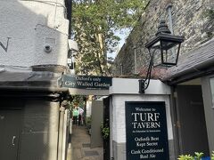 1381年創設のオックスフォードで最も古いパブでした。

★The Turf Tavern
https://www.greeneking.co.uk/pubs/oxfordshire/turf-tavern