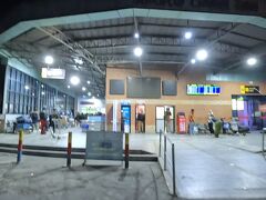 朝4時半起床。ホテルの人にタクシーを呼んでもらい空港へ。Rs500。15分で到着。