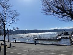線路渡って諏訪湖に来ました。平日なので湖畔の無料駐車場に楽に泊まれました。