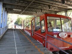 9：20の始発のケーブルカーに乗り込みました。