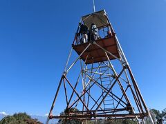 歩いて1分で展望台に。ここは鉄塔のようなものが立っていて、急なはしごで上がって展望する。ゆっくり慎重に上がらないと急なので危ない。