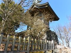 男体山の山頂に到着。
山頂にも小さい神社が祀られていました。