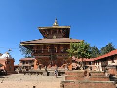 すぐに捕まってRs150でチャングナラヤンへ。このバイクタクシーは方向がわからないみたいで何回もスマホで地図を確認しながら、途中で人に聞きながら、坂道でバイクが上がれないところは降りてちょっと歩いてというふうに行って、通常のバス通りではなく変な裏道から行ったのでこういうことになったが、なんとか30分で到着。