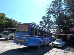 見終わってバス停まで行くと、そこにチケットカウンターがあった。払ってなかったので払ってバスを探す。ネパール人がたくさん乗っているバスがあり、たぶんこれだろうと思って聞くと、これと言われたので乗り込む。5分ぐらい待って出発。約30分でバクタプル到着。