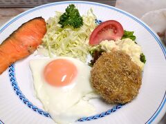 栄養バランスばっちりの朝食。ご飯もおかわりしてマラソンに備えます（食べ過ぎ）。