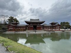 　平等院全景
　1052年藤原頼道が、父道長の別荘を寺に改めたのが始まり。極楽浄土を地上に現すべく鳳凰堂を造営。極楽浄土って、こんな感じなのかな？