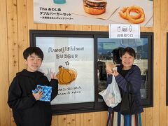 ご当地バーガー2013年1位、2014年2位をとった2種類のバーガー。お昼には長蛇の列で渦潮の干潮時間を考えあきらめましたが、夕方は待ち時間なしでGET！どちらも美味しかったです(^^)