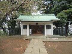 六義園から200mほど、本郷通りを本駒込駅方向に行ったところに建つ神社です。
富士山に見立てた高台に拝殿があり、江戸時代の富士信仰の拠点の一つだったそうです。