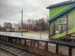 ■幌延駅 (北海道天塩郡幌延町）

幌延駅に到着。幌延と豊富は隣町で、約15分くらいで到着しました。

幌延駅には、昔「羽幌線」という路線が乗り入れており、オホーツク海沿いに留萌まで路線が伸びていました。現在では、羽幌線は廃止され、バスに転換されてしまいました。

北海道では網の目のように鉄道が張り巡らされていた時期もありましたが、残念ながら現在では衰退が続いています。