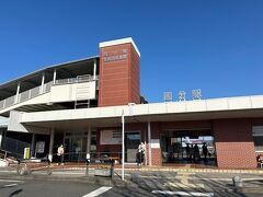 JR国分駅に到着。ここからバスで霧島神宮に向かいます。