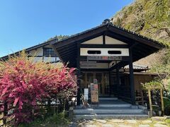 山道を揺られること30分…無事に目的地の日の出温泉「きのこの里」に着きました。
バス停周辺にはこの「きのこの里」しか無いｗｗｗ

ところでこの名前、ややこしいよね。
きのこの山とたけのこの里のハイブリッド版か。ちなみにワタクシはたけのこ派。