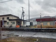 ■音威子府駅 (北海道中川郡音威子府村)

音威子府(おといねっぷ)駅に到着。音威子府駅といえば駅そば「常盤軒」が有名で、一度は食べてみたいと思っていましたが、残念ながら廃業してしまい食べることはできませんでした。

また、町内唯一の製麵所も廃業してしまったため、音威子府独特の黒いそばはもう食べられないとか...(都内で食べられるお店はあるようです)