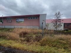 ■美深駅 (北海道中川郡美深町)

列車は美深駅に到着。美深駅からはかつて「美幸線」という国鉄の路線が伸びていました。美深からオホーツク海沿岸の街・枝幸まで路線が伸びる計画でしたが、計画は途中で終わり、1985年に廃止されました。

宗谷本線の多くの駅から枝状に路線が伸びていた時代があったんですね。