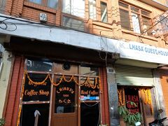 朝8時起床。朝食は近くのちくさで朝食セットRs360。