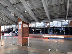 タクシーで空港へ。Rs500。