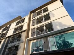 バンコクに到着しタクシーでプリマレジデンスホテルへ。空港タクシーは左側の8番出口のところに囲ってあるスペースがあり整理券をとって順番を待つシステム。番号が呼ばれたら（電光掲示板に掲示）カウンターへ行って案内される。メータータクシーだが空港乗り入れ料金50Bをメーターの金額に上乗せして払わないといけない。少しわかりにくい場所だったが無事到着して、シャワーを浴びて就寝。12時半。