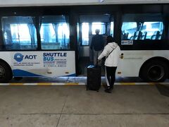 空港に着いて、無料のシャトルバスでスワンナプーム空港へ。スワンナプーム発のチケットを持っていればこのシャトルバスが無料で乗れる。