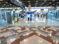 しばらく待ってチェックイン。かなり混雑している。ようやく10時半頃中にはいれた。