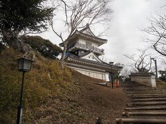 再建された天守閣は大きくありませんでした。
しかし、他の山城もみな同じですが、昔、こんな山の上まで色々運んで
お城を作ったのですが大変だったと思います。